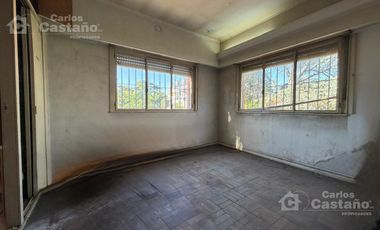 Sobre doble frente. Casa 4 ambientes, con gran parque. Cuenta con garaje.