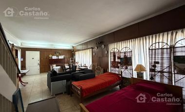 Sobre doble frente. Casa 4 ambientes, con gran parque. Cuenta con garaje.