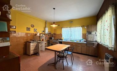 Sobre doble frente. Casa 4 ambientes, con gran parque. Cuenta con garaje.