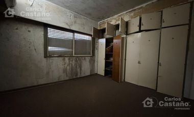 Sobre doble frente. Casa 4 ambientes, con gran parque. Cuenta con garaje.