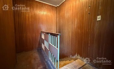 Sobre doble frente. Casa 4 ambientes, con gran parque. Cuenta con garaje.