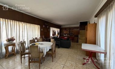 Sobre doble frente. Casa 4 ambientes, con gran parque. Cuenta con garaje.