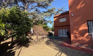 Sobre doble frente. Casa 4 ambientes, con gran parque. Cuenta con garaje.