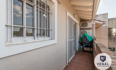 Departamento Venta 2amb luminosos balcón al frente, escritorio baulera, segundo piso x escalera