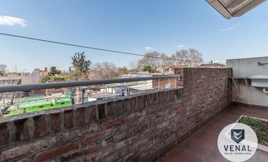 Departamento Venta 2amb luminosos balcón al frente, escritorio baulera, segundo piso x escalera
