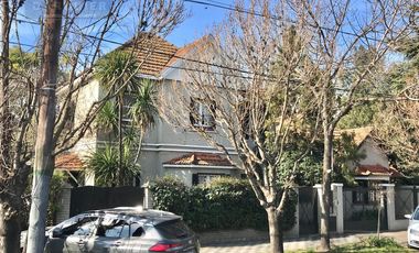 CHALET INGLES EN EXCELENTE UBICACION