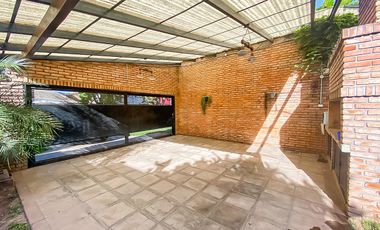 Casa de Tres Dormitorios en Venta en Capitan Bermudez con cochera y patio