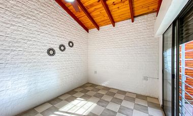 Casa de Tres Dormitorios en Venta en Capitan Bermudez con cochera y patio