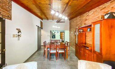 Casa de Tres Dormitorios en Venta en Capitan Bermudez con cochera y patio