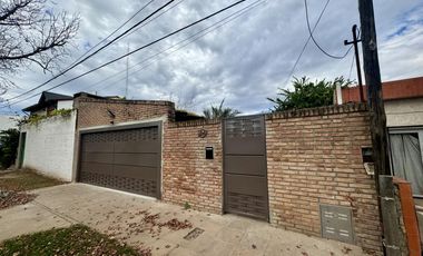 Casa de Tres Dormitorios en Venta en Capitan Bermudez con cochera y patio