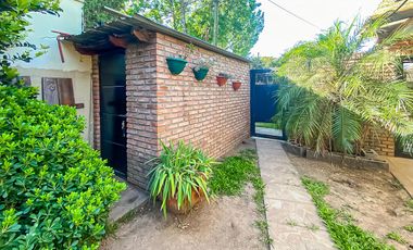 Casa de Tres Dormitorios en Venta en Capitan Bermudez con cochera y patio