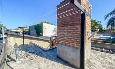 Casa de Tres Dormitorios en Venta en Capitan Bermudez con cochera y patio