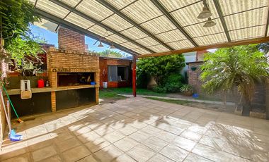 Casa de Tres Dormitorios en Venta en Capitan Bermudez con cochera y patio