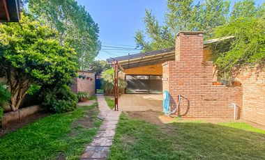 Casa de Tres Dormitorios en Venta en Capitan Bermudez con cochera y patio