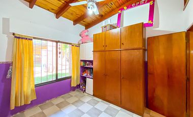 Casa de Tres Dormitorios en Venta en Capitan Bermudez con cochera y patio