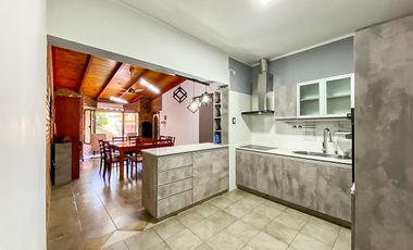 Casa de Tres Dormitorios en Venta en Capitan Bermudez con cochera y patio