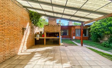 Casa de Tres Dormitorios en Venta en Capitan Bermudez con cochera y patio