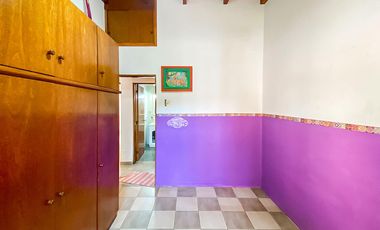 Casa de Tres Dormitorios en Venta en Capitan Bermudez con cochera y patio