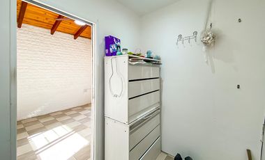 Casa de Tres Dormitorios en Venta en Capitan Bermudez con cochera y patio