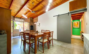 Casa de Tres Dormitorios en Venta en Capitan Bermudez con cochera y patio