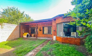 Casa de Tres Dormitorios en Venta en Capitan Bermudez con cochera y patio