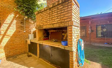 Casa de Tres Dormitorios en Venta en Capitan Bermudez con cochera y patio