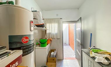 Casa de Tres Dormitorios en Venta en Capitan Bermudez con cochera y patio