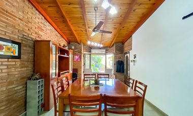 Casa de Tres Dormitorios en Venta en Capitan Bermudez con cochera y patio