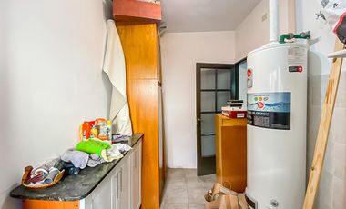 Casa de Tres Dormitorios en Venta en Capitan Bermudez con cochera y patio