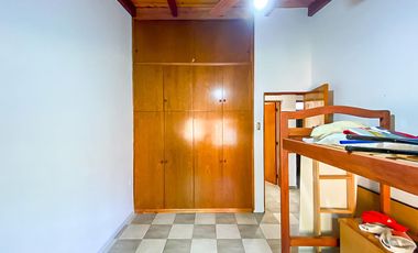 Casa de Tres Dormitorios en Venta en Capitan Bermudez con cochera y patio