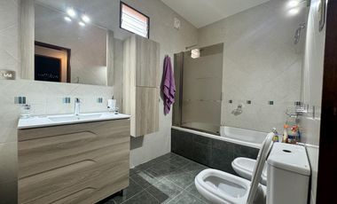 Casa de Tres Dormitorios en Venta en Capitan Bermudez con cochera y patio