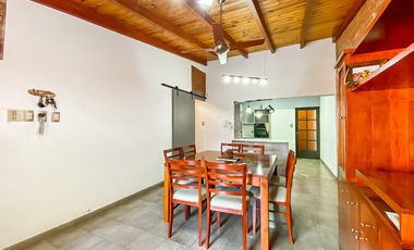 Casa de Tres Dormitorios en Venta en Capitan Bermudez con cochera y patio