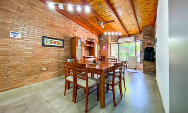 Casa de Tres Dormitorios en Venta en Capitan Bermudez con cochera y patio