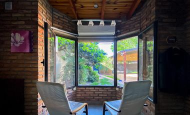 Casa de Tres Dormitorios en Venta en Capitan Bermudez con cochera y patio