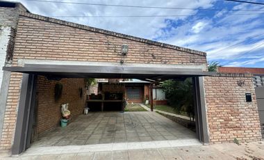 Casa de Tres Dormitorios en Venta en Capitan Bermudez con cochera y patio
