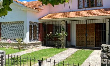 Chalet Familiar con Amplio Jardín en Colinas de Peralta Ramos
