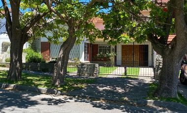 Chalet Familiar con Amplio Jardín en Colinas de Peralta Ramos
