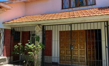 Chalet Familiar con Amplio Jardín en Colinas de Peralta Ramos