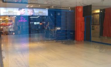 Local con 8 mts. de Vidriera sobre Avenida Corrientes 1800. Zona Teatros y de Gastronomia