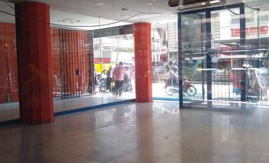 Local con 8 mts. de Vidriera sobre Avenida Corrientes 1800. Zona Teatros y de Gastronomia