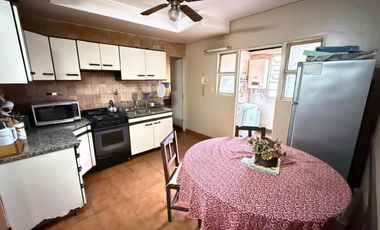 Amplio departamento de 3 dormitorios   dependencia en Virgen de la Merced al 200, Barrio Norte