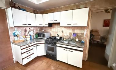 Amplio departamento de 3 dormitorios   dependencia en Virgen de la Merced al 200, Barrio Norte