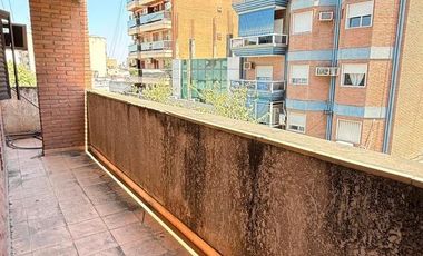 Amplio departamento de 3 dormitorios + dependencia, Muñecas al 400, Barrio Norte
