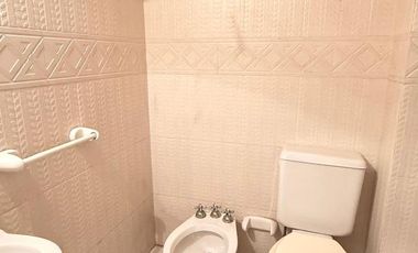 Amplio departamento de 3 dormitorios + dependencia, Muñecas al 400, Barrio Norte