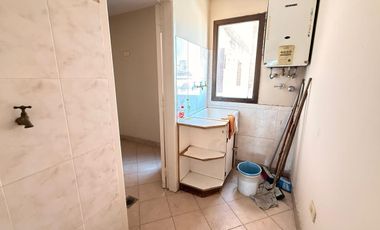 Amplio departamento de 3 dormitorios + dependencia, Muñecas al 400, Barrio Norte