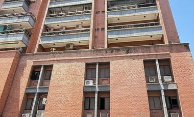 Amplio departamento de 3 dormitorios + dependencia, Muñecas al 400, Barrio Norte