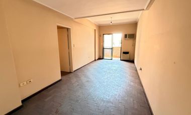 Amplio departamento de 3 dormitorios + dependencia, Muñecas al 400, Barrio Norte