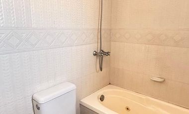 Amplio departamento de 3 dormitorios + dependencia, Muñecas al 400, Barrio Norte