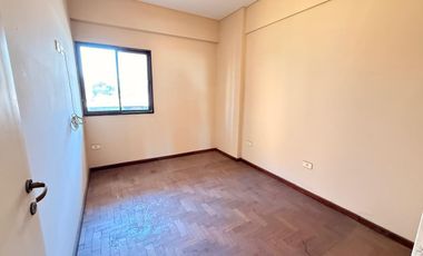 Amplio departamento de 3 dormitorios + dependencia, Muñecas al 400, Barrio Norte