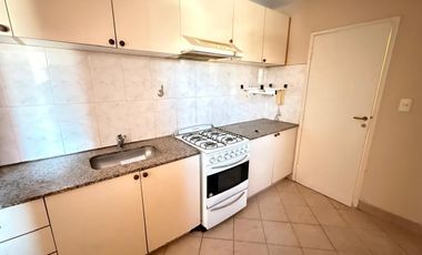 Amplio departamento de 3 dormitorios + dependencia, Muñecas al 400, Barrio Norte